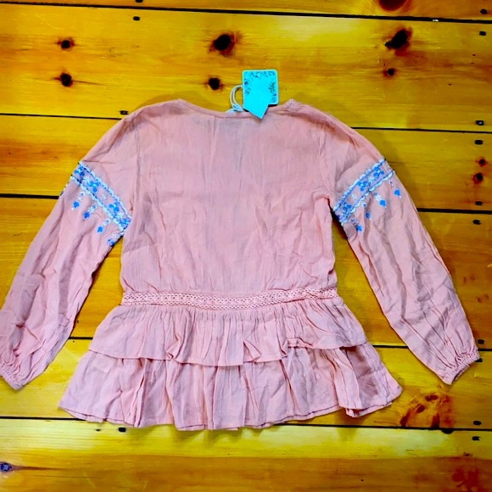 Beautiful blouse - Picture 2 of 2